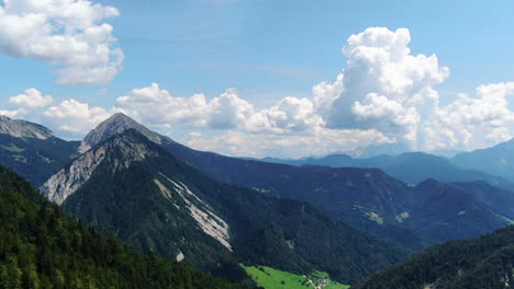 Hochwinkelige-Luftaufnahme-Von-Wäldern,-Gipfeln-Und-Wiesen-Auf-Dem-Berg-Prevala