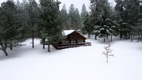 Luftblockhütte-Im-Wald-Im-Winter-Mit-Viel-Schnee-Und-Bäumen