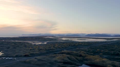 Luftpanoramaaufnahme-Der-Wunderschönen-Isländischen-Landschaft,-Der-Vestrahorn-berge,-Des-Vulkanischen-Strandes-Und-Des-Ozeans-In-Island