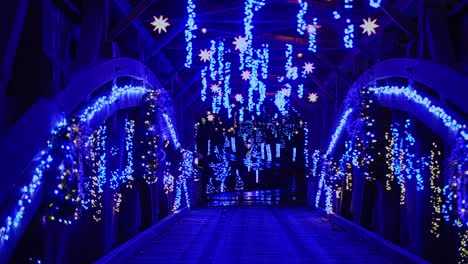 Ein-Blick-Auf-Eine-Weihnachtsausstellung-Des-Innenraums-Einer-überdachten-Brücke