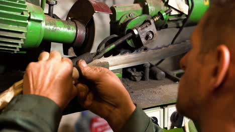 Mechaniker-Reparieren-Spinning-Schärfmaschine-Zum-Schärfen-Von-Sägebändern