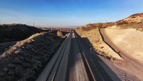 Tiro-Impresionante-En-El-Ferrocarril-En-Bluffdale-Utah,-Movimiento-De-Grúa