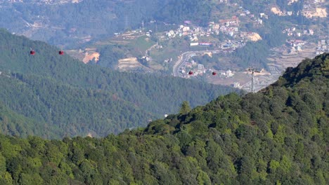Teleféricos-Subiendo-Y-Bajando-Los-Cables-En-La-Ladera-De-Una-Colina-En-Nepal
