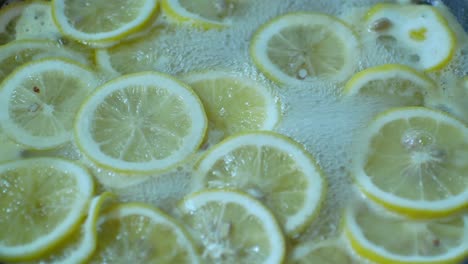 Pov-Auf-Die-In-Kochendem-Zucker-Geschnittene-Zitrone-Zur-Herstellung-Von-Limonade