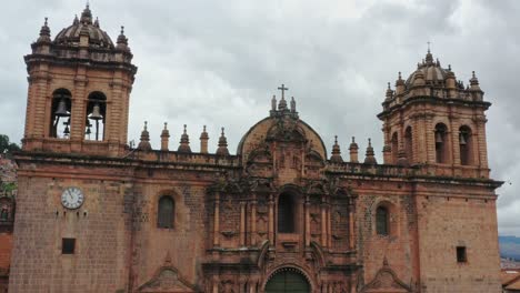 Cusco,-Peru-Catedral-Al-Lado-De-La-Plaza-Principal-Plaza-Drone-Uhd