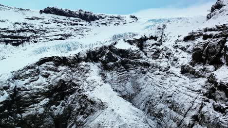 Vuelo-De-Drones-Sobre-El-Borde-Del-Glaciar-Cubierto-De-Hielo-Y-Nieve