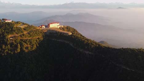 Katmandú,-Nepal---12-De-Diciembre-De-2021:-Una-Vista-Aérea-De-Un-Complejo-Encaramado-En-La-Cima-De-Una-Colina-Con-La-Cordillera-Del-Himalaya-Al-Fondo