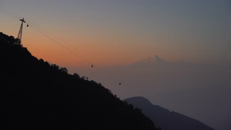 Sonnenuntergang-über-Den-Bergen-Des-Himalaya-Mit-Einer-Seilbahn-Im-Vordergrund