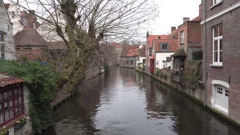 Static-wide-shot-of-quiet-canal-in-Bruges,-Belgium