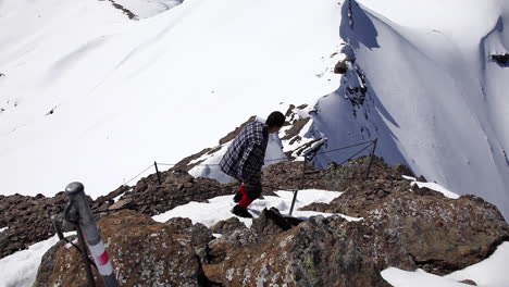 Riskanter-Sprung-Bergab-Am-Abyss-Switzerland-Peak