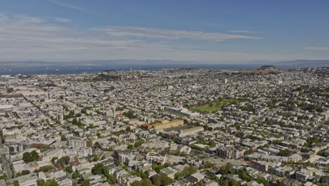 San-Francisco-California-Aerial-V172-Panorama-Schwenkblick-über-Das-Duboce-Dreieck,-Mission-Dolores-Und-Die-Castro-Viertel-Mit-Blick-Auf-Die-Bucht-Im-Hintergrund-–-Aufgenommen-Mit-Mavic-3-Cine-–-Juni-2022