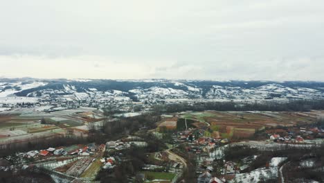 Luftaufnahme-Des-Schneebedeckten-Ackerlandtals,-Drohne-4k