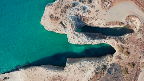 Papafragas-Höhlen-Antenne-Topdown-Drohne-Milos-Insel-Griechenland