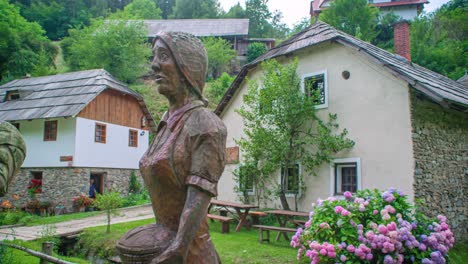 Geschnitzte-Holzskulpturen-In-Den-Gärten-Der-Polhov-Mühle,-Slowenien