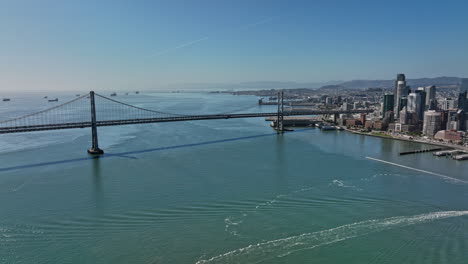 San-Francisco-California-Aerial-V141-Panoramaschwenk-Auf-Die-Bay-Bridge-Und-Das-Stadtbild-Des-Finanzviertels-Am-Wasser-Mit-Wolkenkratzern-Dominieren-Die-Skyline---Aufgenommen-Mit-Mavic-3-Cine---Mai-2022