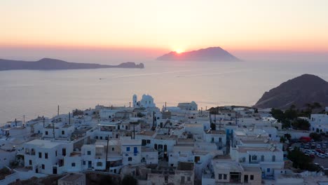 Plaka-dorf,-Das-Den-Golf-Während-Der-Schillernden-Sonnenunterganglandschaft-überblickt,-Milos-insel-Griechenland