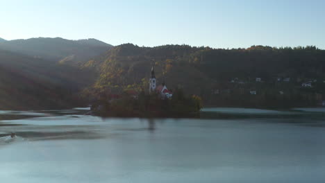 Filmische-Luftdrohnenaufnahme-Der-Insel-Bled,-Slowenien