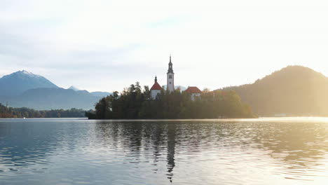 Epische-Filmische-Drohnenaufnahme-Des-Sonnenuntergangs-Und-Der-Wallfahrtskirche-Mariä-Himmelfahrt,-Slowenien