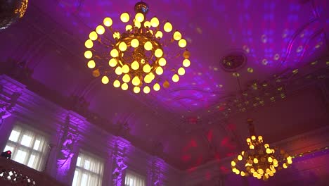 Decke-Eines-Barocksaals-Mit-Goldenen-Dekorativen-Kronleuchtern-Und-Partylichtern