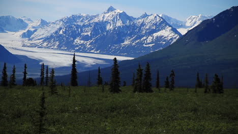 Glaciar-De-Alaska-En-La-Distancia-Entre-Montañas