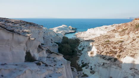 Sarakiniko-Beach-FPV-Drone-reveal-Beach,-Milos-Island-Greece
