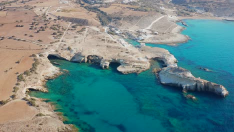 Weite-Luftaufnahme-Der-Wunderschönen-Milos-küste-Mit-Kristallklarem-Türkisfarbenem-Meer,-Griechisches-Ziel