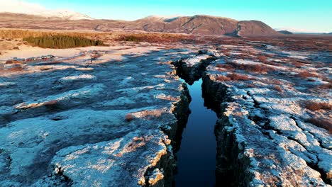 Crystalline-Water-At-Rift-Valley-In-Thingvellir-National-Park,-South-Iceland