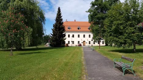 Landschaft-Mit-Schloss-Sumbark,-Bekannt-Als-Havirovsky-Zamecek-In-Havirov,-Tschechische-Republik