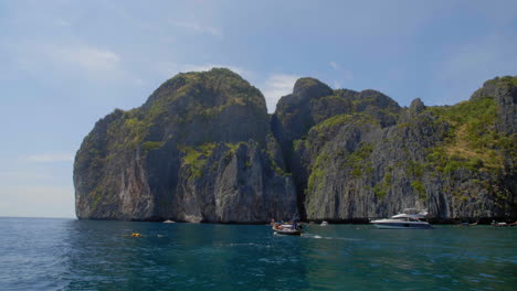 Boats-along-the-edge-of-the-Phi-Phi-Islands-in-Thailand