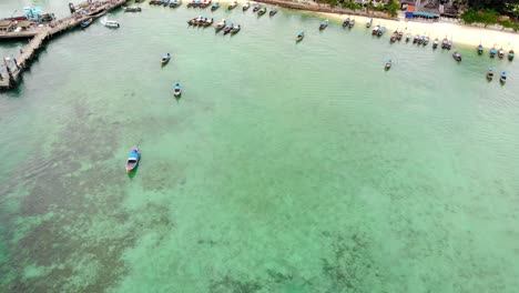 Kleine-Fischerboote,-Die-Im-Kristallklaren-Wasser-Der-Andamanensee-Schwimmen,-Hafen-Der-Insel-Phi-Phi,-Thailand