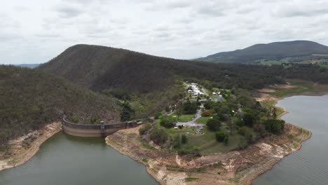 Luftaufnahmen-Eines-Von-Bergen-Umgebenen-Damms
