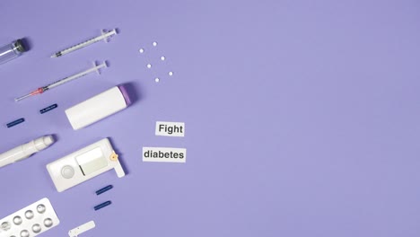 Hand,-Die-Ein-Etikett-Zur-Bekämpfung-Von-Diabetes-Mit-Dem-Insulininjektionskit-Platziert