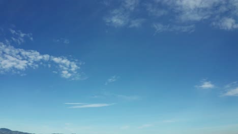 Eine-Wolkenschleife-Am-Sonnigen-Himmel