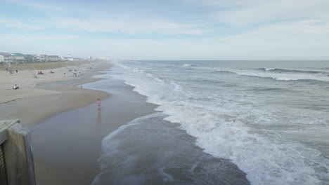 Wrightsville-Beach-Wide-Shot-Olas-Rompiendo-En-La-Costa-Brillante-Día-De-Verano