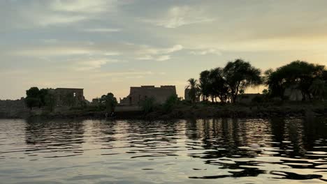 Schöner-Philae-Tempel-Bei-Sonnenuntergang-Licht-Der-Schöne-Philae-Tempel-Und-Die-Griechisch-römischen-Gebäude-Sind-Vom-Nil-Aus-Zu-Sehen