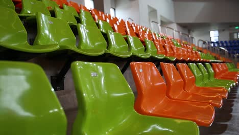 Reihen-Von-Grünen-Und-Orangefarbenen-Stadionstühlen