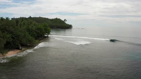 Vuelo-Por-Encima-De-Las-Olas-Rompiendo-En-La-Laguna-De-Playa-Indonesia-Turquesa-Vacía