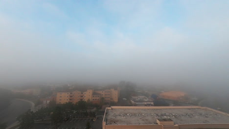 Niebla-Rodando-Sobre-La-Ciudad-Al-Amanecer-En-California