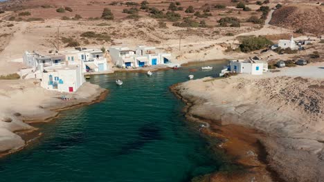 Casa-Local-De-Pescador-Aéreo-Estático-Airbnb-En-La-Isla-De-Milos,-Grecia
