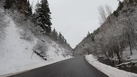Pov-Fahren-Auf-Frostiger-Verschneiter-Straße-An-Kalten-Wintertagen-In-Den-Bergen-Von-Utah