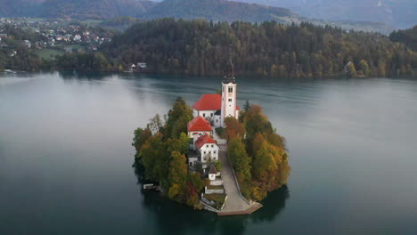 Down-tilt-cinematic-drone-shot-of-the-Pilgrimage-Church-of-the-Assumption-of-Mary,-Slovenia