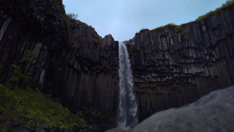 Cinematic-reveal-of-the-famous-waterfall-Svartifoss-in-Skaftafell,-Vatnajokull-National-Park,-Iceland