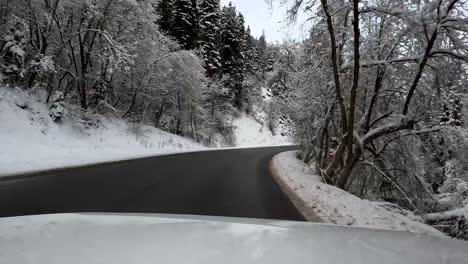 POV-Zeitraffer-Beim-Fahren-Auf-Der-Verschneiten-Bergstraße-In-Utah-Im-Winter