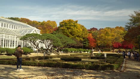 Menschen-In-Masken-Besuchen-Und-Gehen-Durch-Das-Große-Gewächshaus-Des-Changgyeonggung-palastes,-Seoul,-Südkorea,-Kulturelles-Erbe