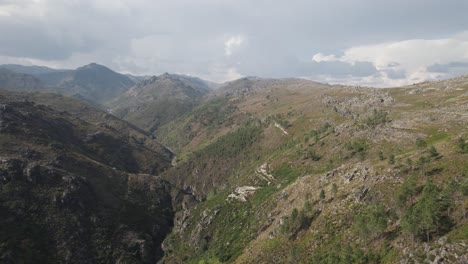 Vista-Panorámica-De-La-Cordillera-En-El-Panorama-De-Drones-Aéreos-Del-Parque-Geres-Portugués
