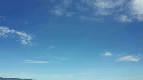 Sonnige-Wolkenfetzen-Tage-Der-Bucht