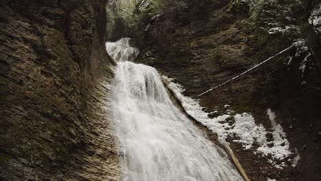 Die-Majestätischen-Margaret-Falls-Im-Herald-Provincial-Park-In-Der-Nähe-Von-Seymour-Arm-In-British-Columbia---Low-Angle-Shot