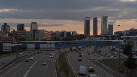 Zeitraffer-Des-Sonnenuntergangs-In-Madrid-Auf-Der-Autobahn-A1
