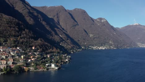 Los-Pueblos-Italianos-De-Laglio-Y-Torriggia-En-El-Lago-Como-Desde-El-Cielo-Durante-Un-Día-Soleado-De-Diciembre
