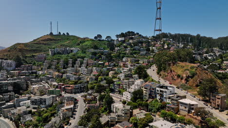 San-Francisco-California-Aerial-V154-Flyover-Tank-Hill-In-Clarendon-Heights,-Twin-Peaks-Park-Auf-Einem-Hügel-Mit-Ovalem-Wasserreservoir-Und-Blick-Auf-Die-Terrasse-In-Midtown-–-Aufgenommen-Mit-Mavic-3-Cine-–-Mai-2022